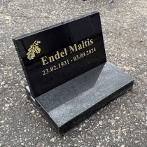 Hauaplaat koos graniidist alusega | Mahla 64, Männikul, Tallinnas