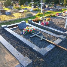 Graniidist hauapiire - Hauapiirded ja Hauakivid